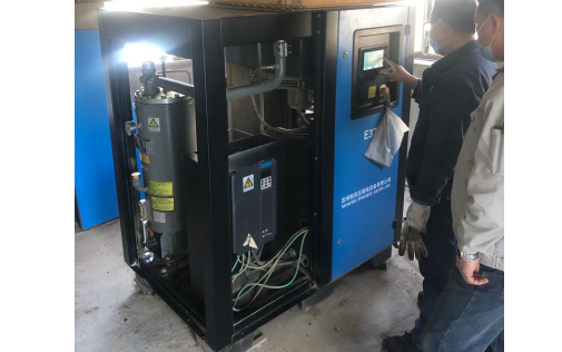 睿寂行空壓機售后服務正在調試機器